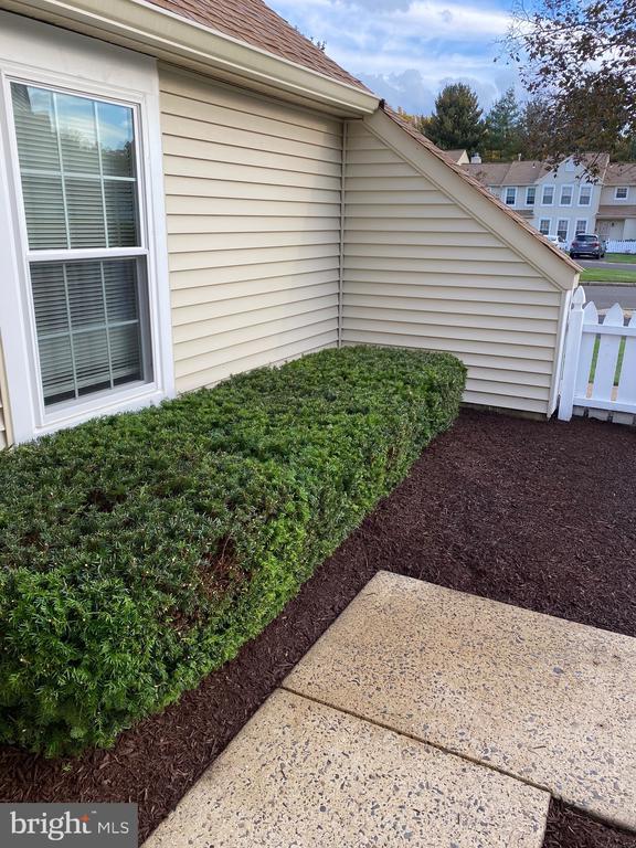 Building Photo - 1811 Hennessy Dr