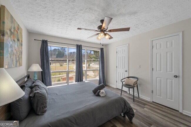 Building Photo - 1954 Woodbine Terrace NE