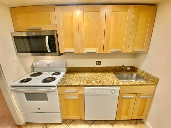 Building Photo - Dupont Circle 1 Bedroom Charmer with Patio, Fireplace, Central Air, Washer/Dryer!
