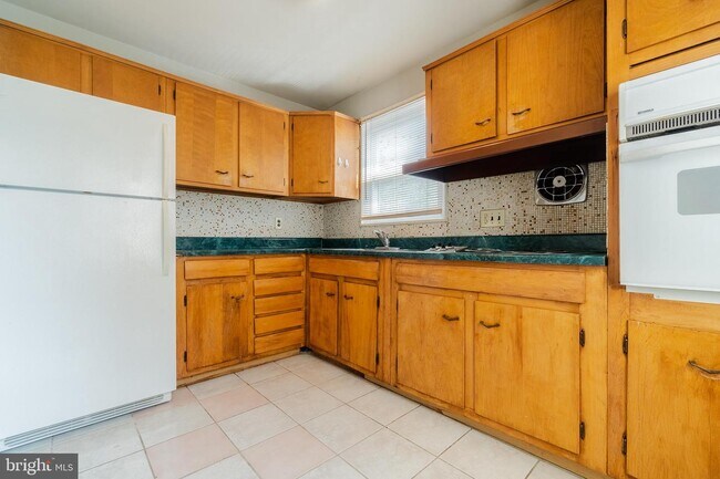 Building Photo - 728 N Wakefield St