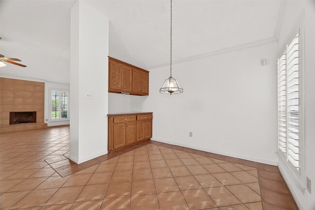 Building Photo - 3306 S Greenpark Dr