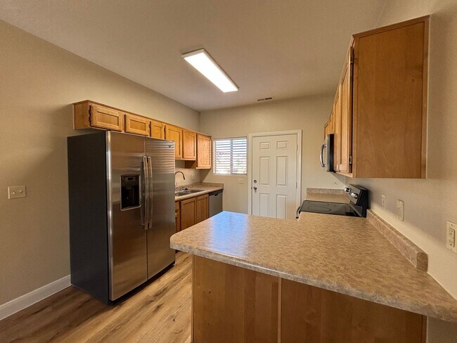 Building Photo - APARTMENT IN GREAT LOCATION FOR RENT!