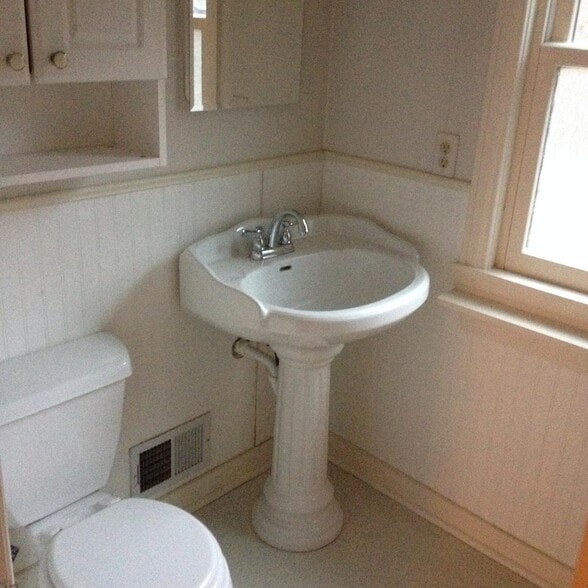 Upstairs Bathroom with Tub/Shower - 4515 West 72nd Terrace