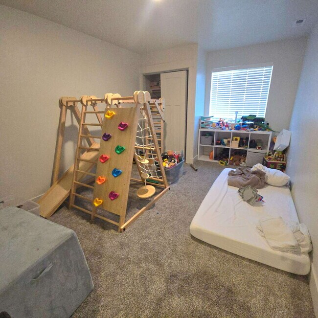 Building Photo - Newer 4 bedroom w/ 3 car garage