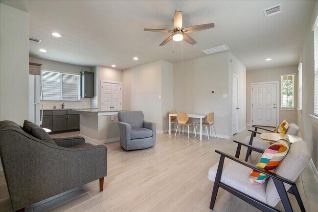 Building Photo - 330 Hortus Dr
