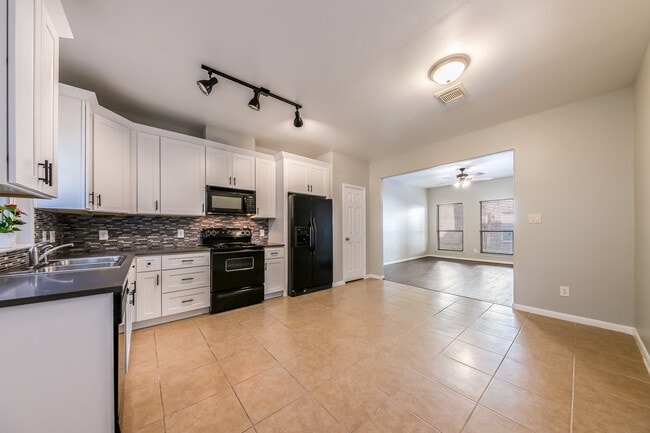 Building Photo - 2218 Naomi St