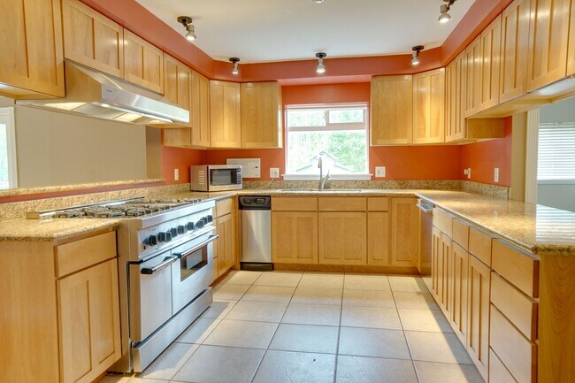 Building Photo - Ravensdale 3 Story, close to Lake Retreat,...
