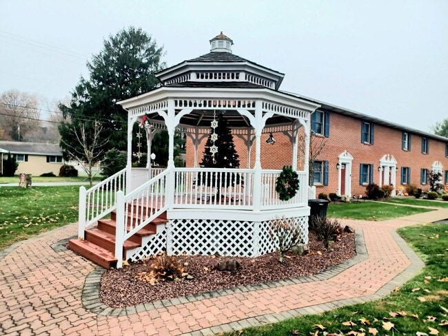 Building Photo - Lovely 2 Bedroom Townhouse with Private Patio, Off-Street Parking & MORE! Call Today!!