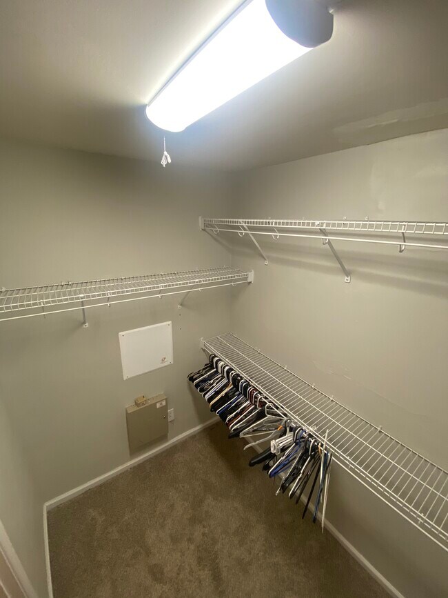 Building Photo - 412 Walnut Woods Dr