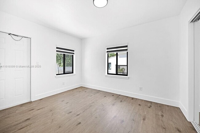Building Photo - 12400 NE 11th Ct