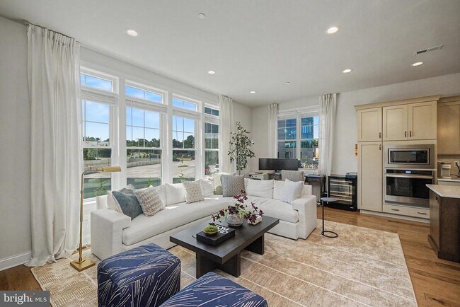 Building Photo - 300 Squire Dr