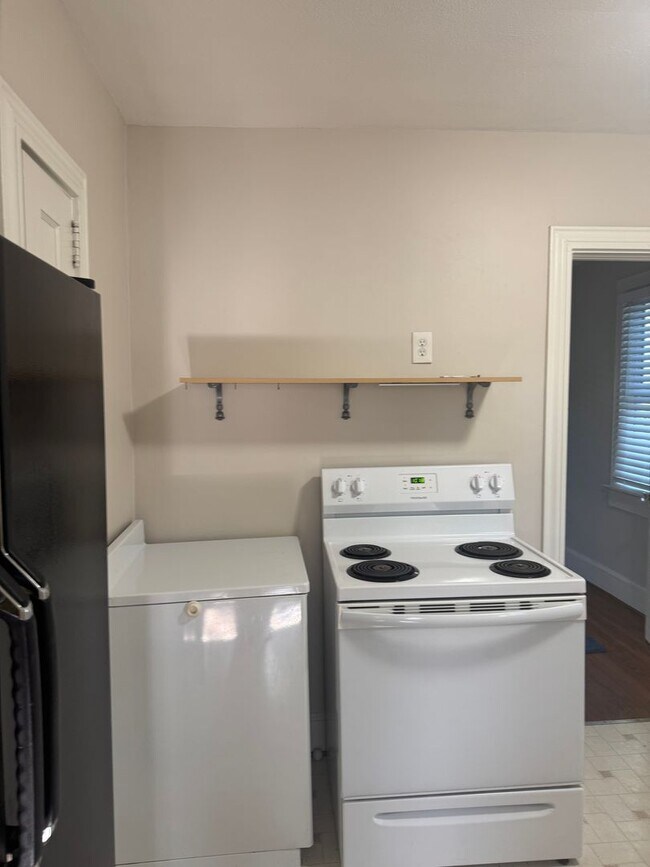 Building Photo - Fantastic Location & Price......More pictures to come!