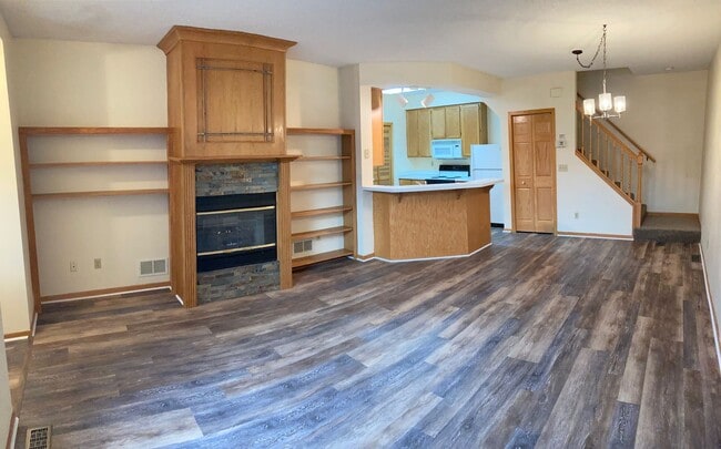 Building Photo - 2BR Woodbury Townhome with flexible lease term!