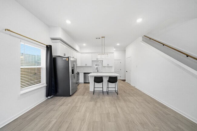 Building Photo - 4615 Ireland St