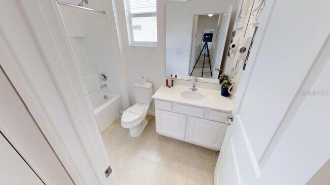 Building Photo - 3810 Oakville Ave