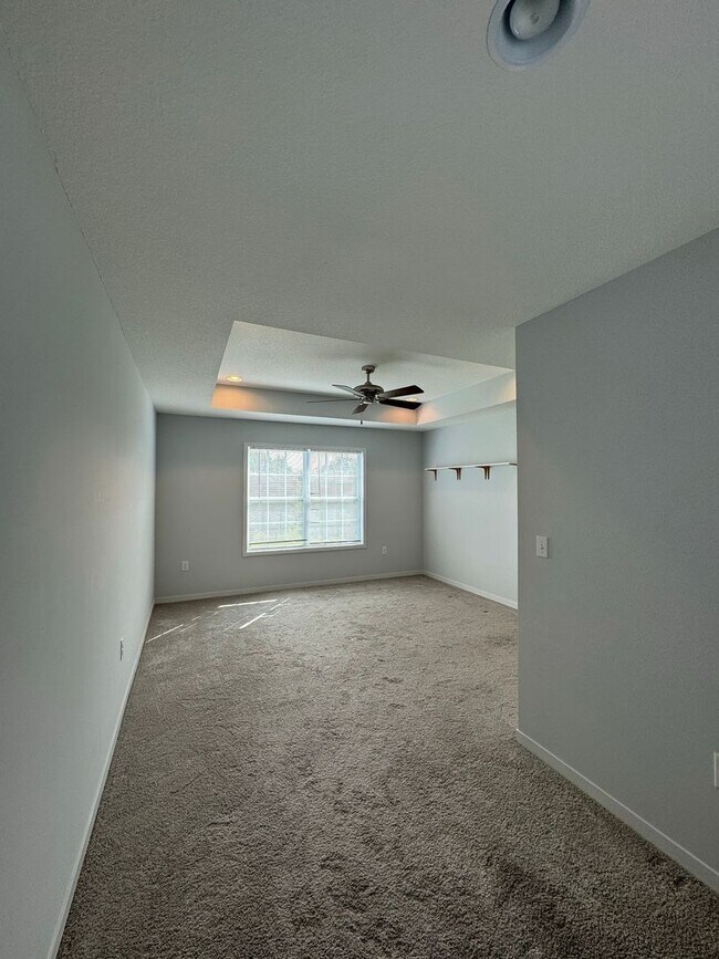 Building Photo - 4 Bedroom, 3 1/2 bathroom in Olathe!