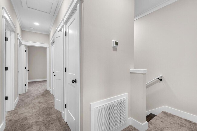 Building Photo - Modern 3 Bedroom Townhome!!