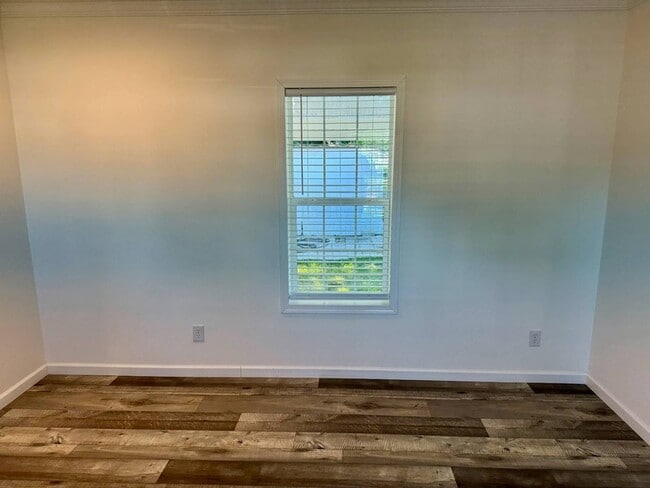 Building Photo - 843 E Colonial Cir