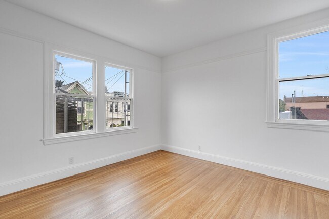 Building Photo - Newly remodeled top floor, pet friendly 1B...