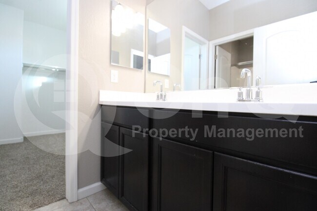 Building Photo - 1255 N Arizona Ave