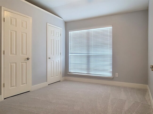 Building Photo - 424 Ambrose Dr
