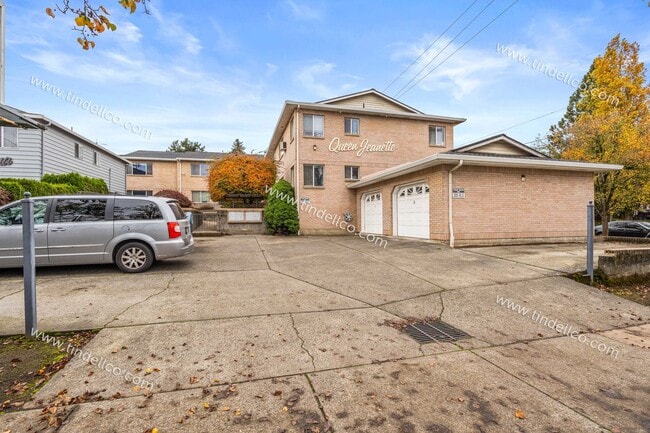 Building Photo - Queen Jeanette Apartments — Beautiful & Spacious Upstairs 2BR/1BA with Vaulted Ceilings, Gas Fire...