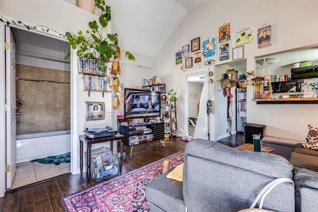 Building Photo - 2324 Berg St