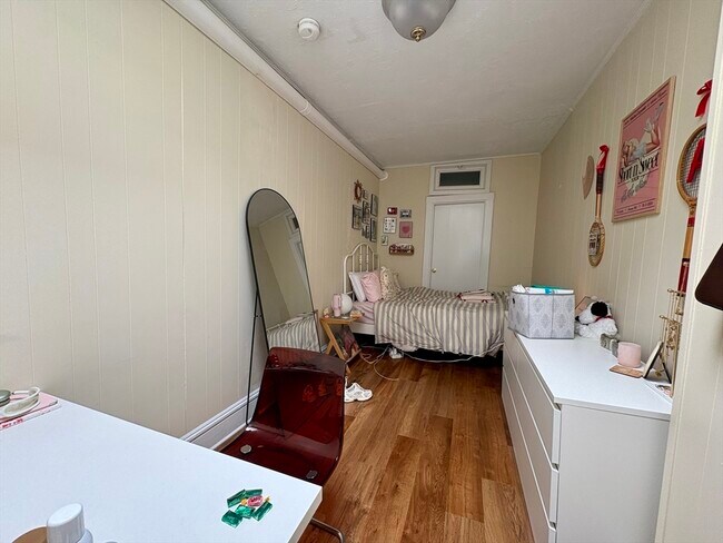 Building Photo - 914 Beacon St