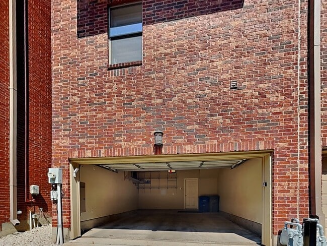 Building Photo - 2222 Marilla St