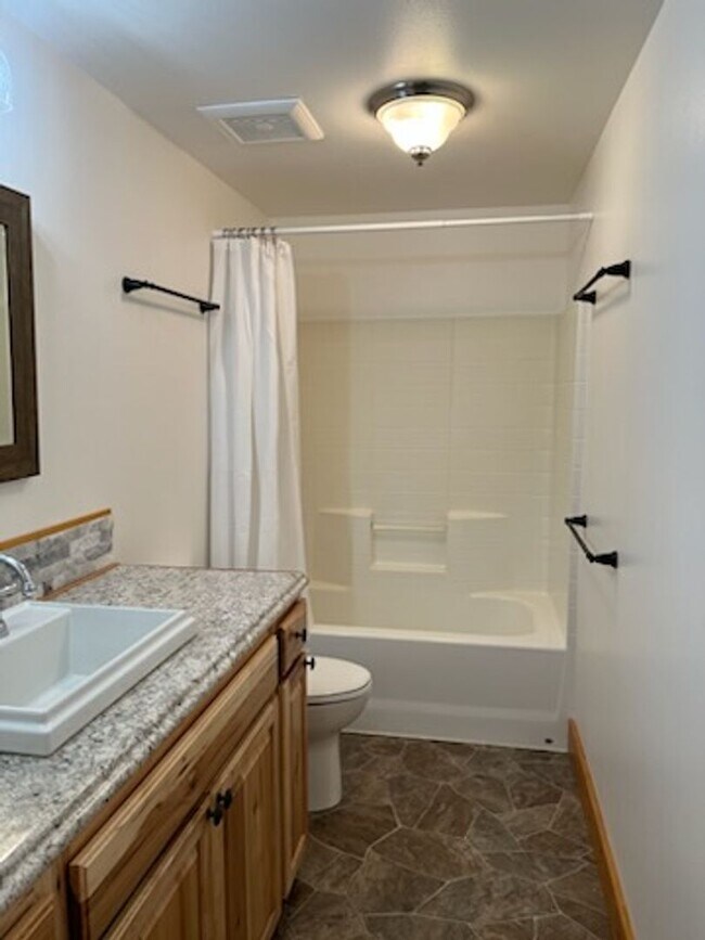 Building Photo - 17447 Auklet Dr