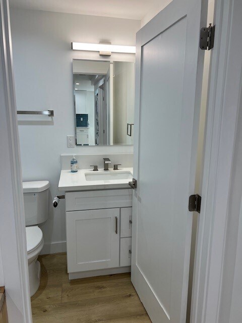 Bath - 2407 Abbot Kinney Blvd