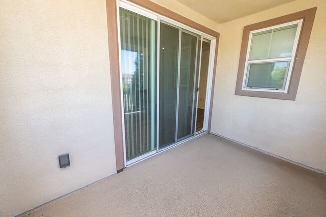 Building Photo - Amazing 3 Bedroom Condo available now! Totally loaded unit, schedule a tour today!