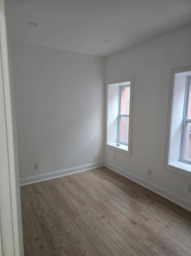 Building Photo - 2050 Strauss St