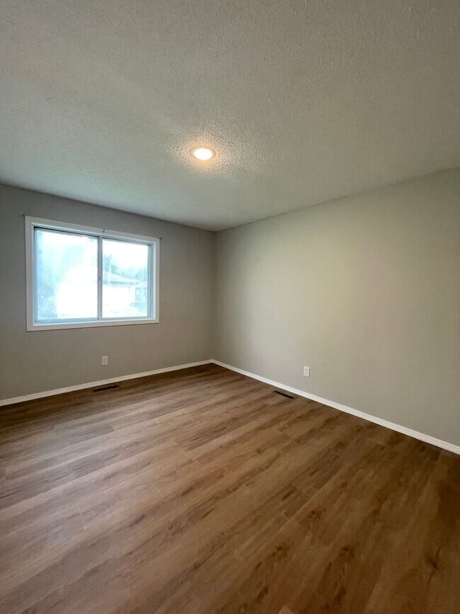 Building Photo - Great Location 3 bedroom 1 bath 1car garage