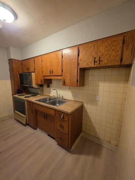 Kitchen - 1230 Lily St