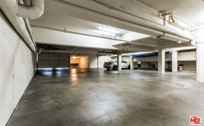 Building Photo - 435 N Palm Dr