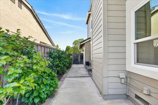 Building Photo - Toro Sunshine Expansive 4 Bed/ 3 Bath Home!