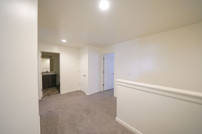 Building Photo - Spacious Townhome for Rent – Prime Location!