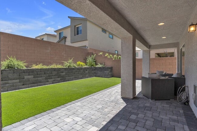 Building Photo - Large Southern Highlands Tri-Level Home. P...