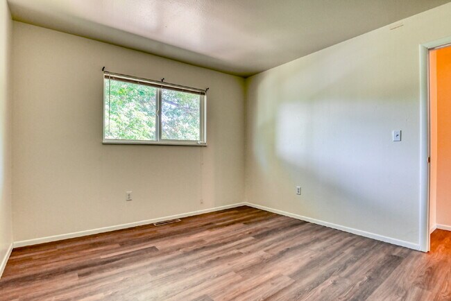 Building Photo - Fantic Home In Villege Seven For Rent