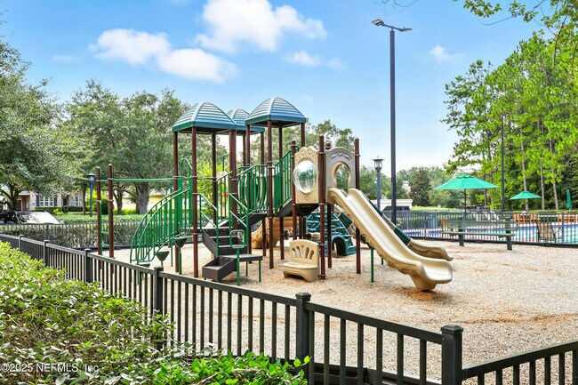 Building Photo - 2061 Crown Dr