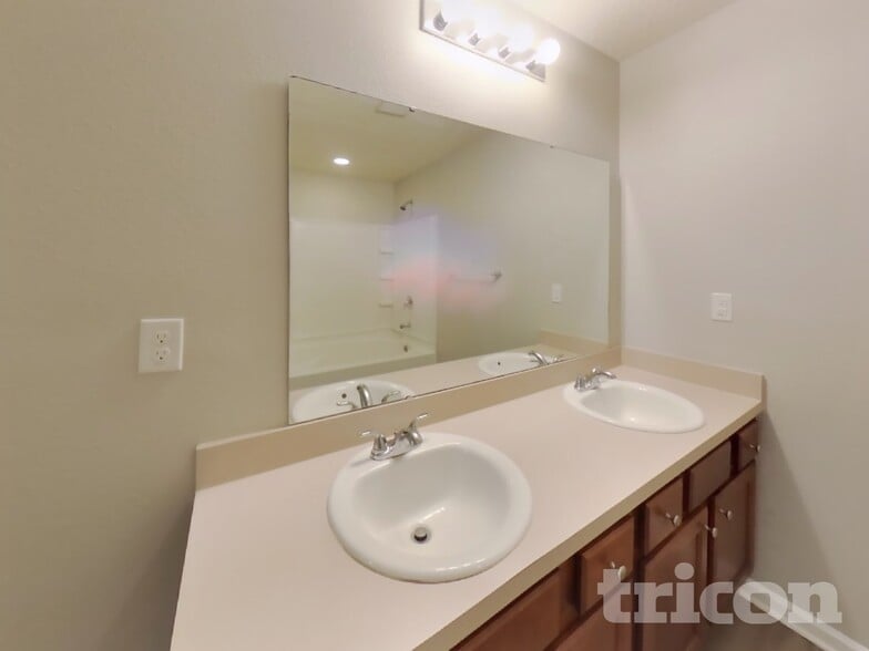 Building Photo - 15402 Bareback Dr