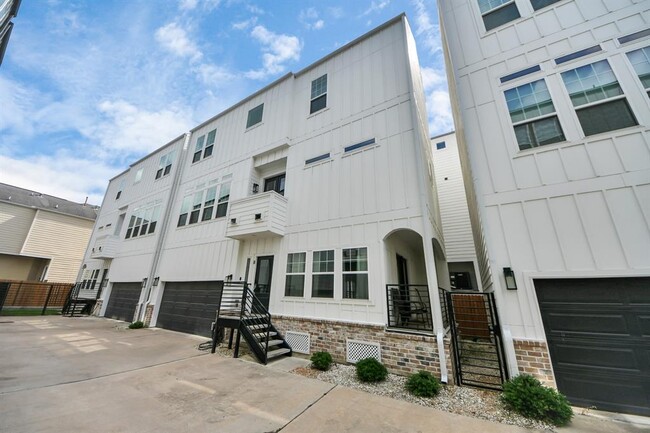 Building Photo - 1223 W 16th St