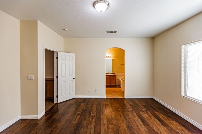 Building Photo - 1 Story home with 3 Bedrooms