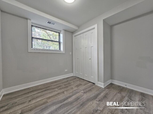 Building Photo - 2 bedroom in EVANSTON IL 60202