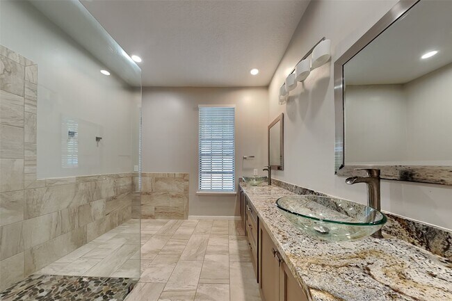 Building Photo - 6 E Summer Storm Cir