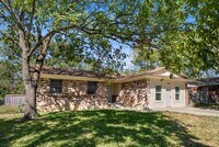 Building Photo - 1205 Pine Dr