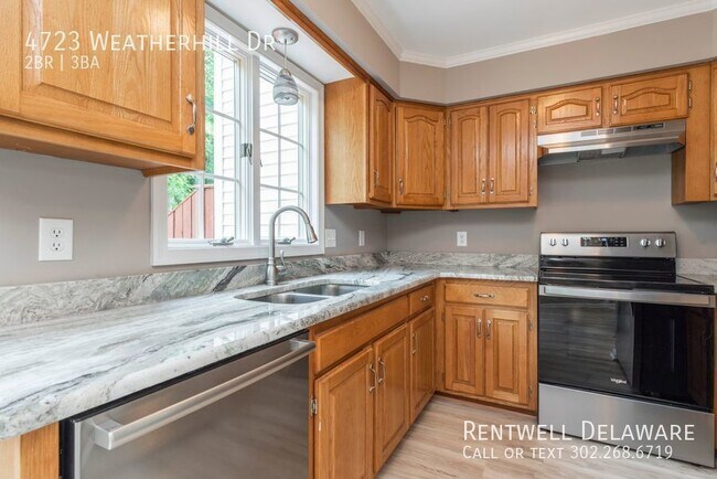 Building Photo - GORGEOUS TOWNHOME