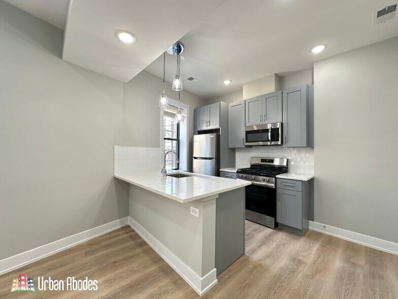 Building Photo - 442 W Belden Ave