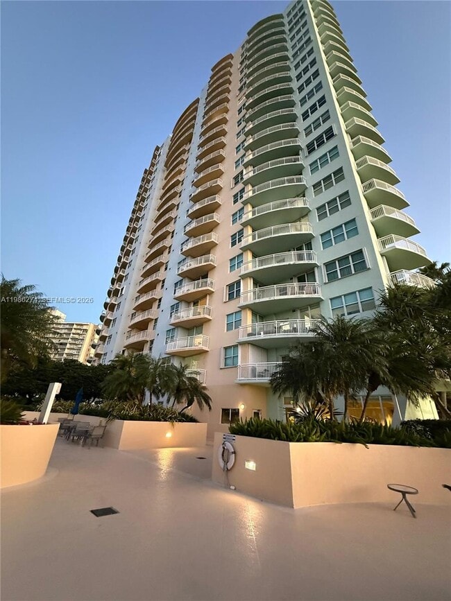 Building Photo - 2475 Brickell Ave